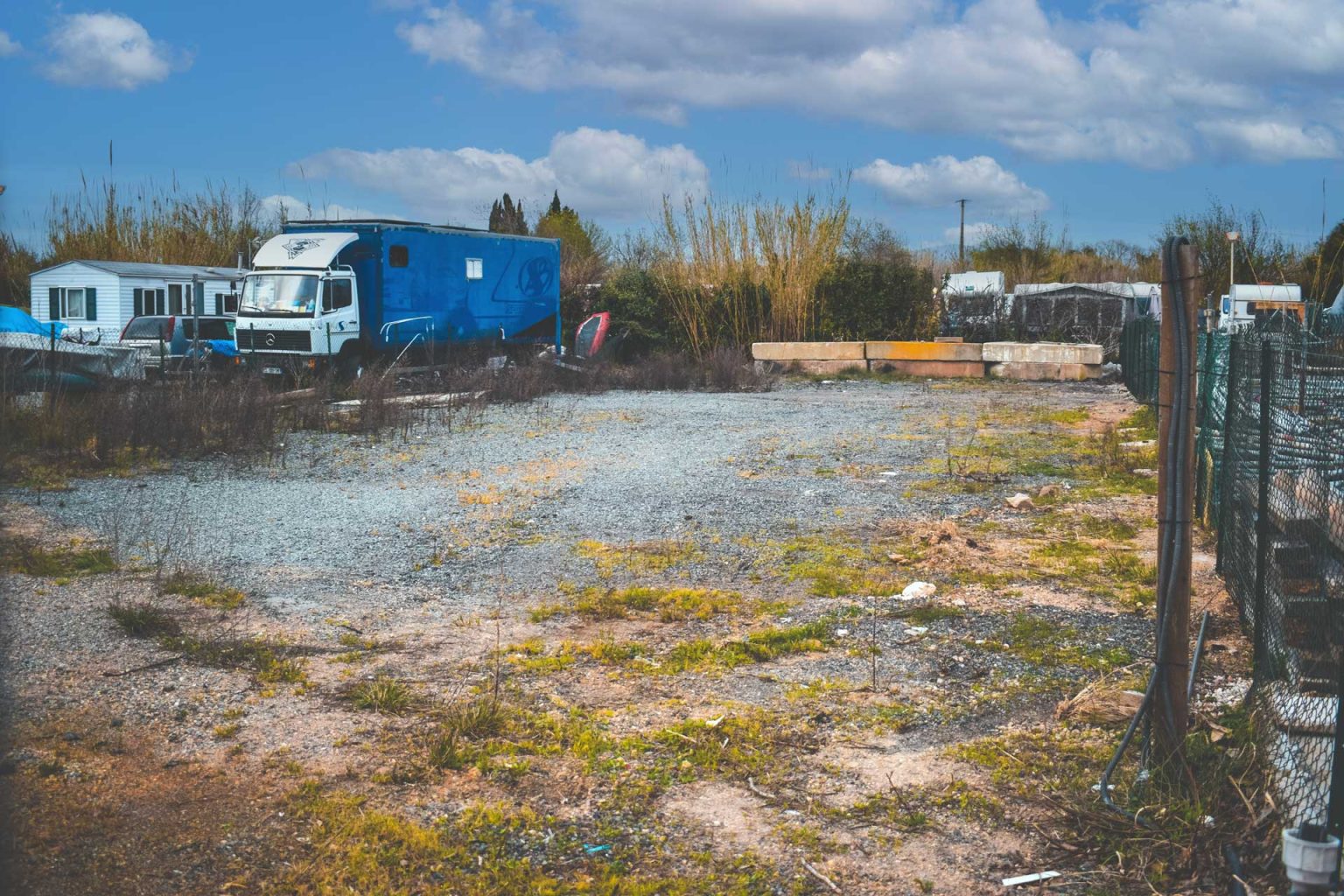 Terrain sécurisé pour le gardiennage de camions à Fréjus, accès facile et surveillance toute l’année