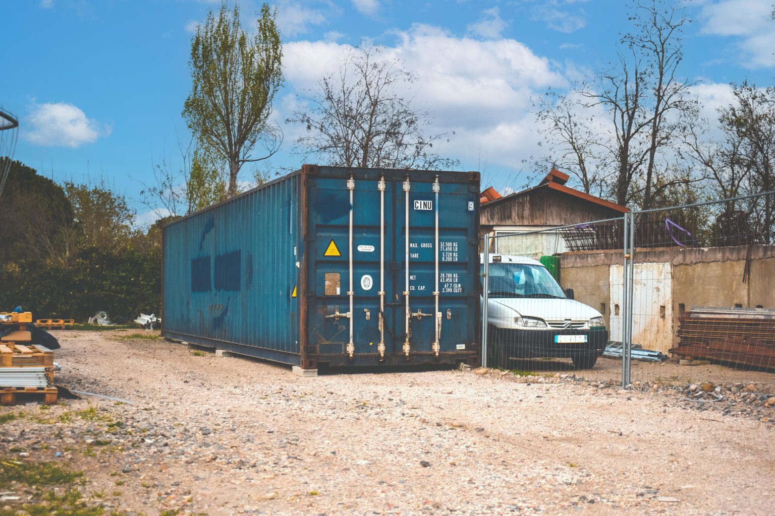 Conteneurs entreposés sur un terrain sécurisé et stabilisé à Fréjus dans le Var
