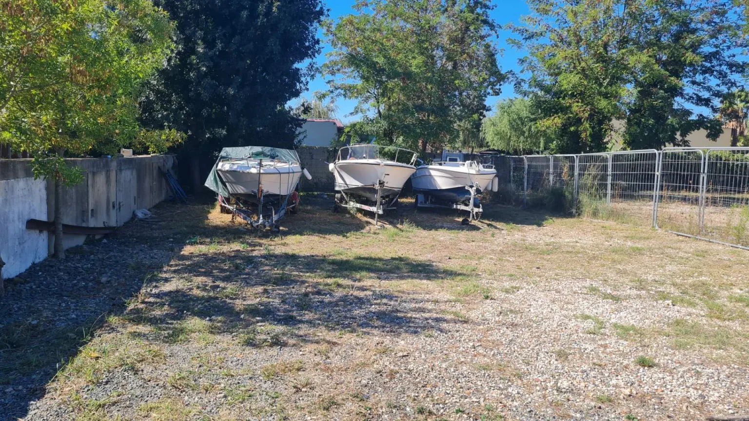 Terrain de location et gardiennage pour bateaux et remorques à Fréjus, Var (83) – Le Pigeonnier