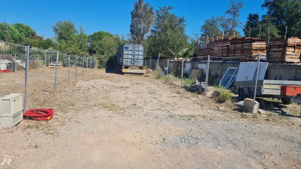Terrain de location pour camions, bateaux, camping-cars, caravanes, jet-skis et stockage de matériaux à Fréjus, Var (83) – Le Pigeonnier