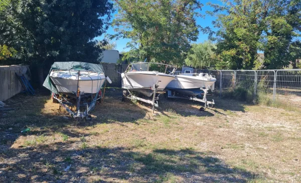 Terrain de location pour bateaux et remorques à Fréjus, Var (83) – Le Pigeonnier