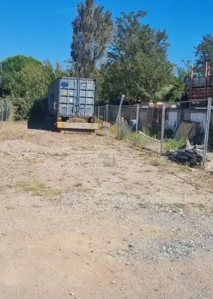 Terrain de location pour camions, bateaux, camping-cars, caravanes, jet-skis et stockage de matériaux à Fréjus, Var (83) – Le Pigeonnier
