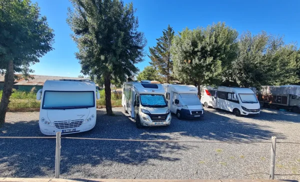 Terrain de location pour camping-car et caravane à Fréjus, Var (83) – Le Pigeonnier